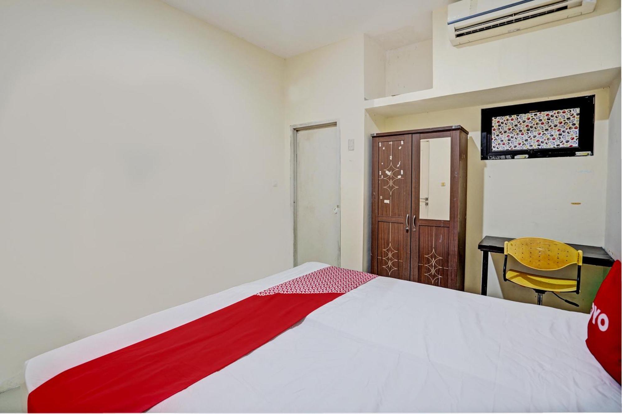 Oyo 93112 Garden 3 Merlion 2* Surabaya